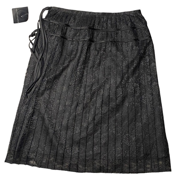 NWT APOSTROPHE BLACK LACE OVERLAY FLORAL SKIRT SIZE 6 - Picture 3 of 3